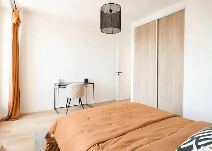 Longchamp - 2 Chambres Avec Terrasse - Wifi - Clim